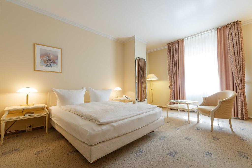 Hotel Erbprinz & Restaurant "Prinzenstube" ลุดวิกส์ลัสต์ ภายนอก รูปภาพ
