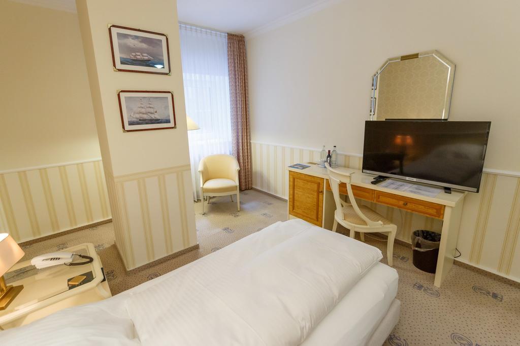 Hotel Erbprinz & Restaurant "Prinzenstube" ลุดวิกส์ลัสต์ ภายนอก รูปภาพ