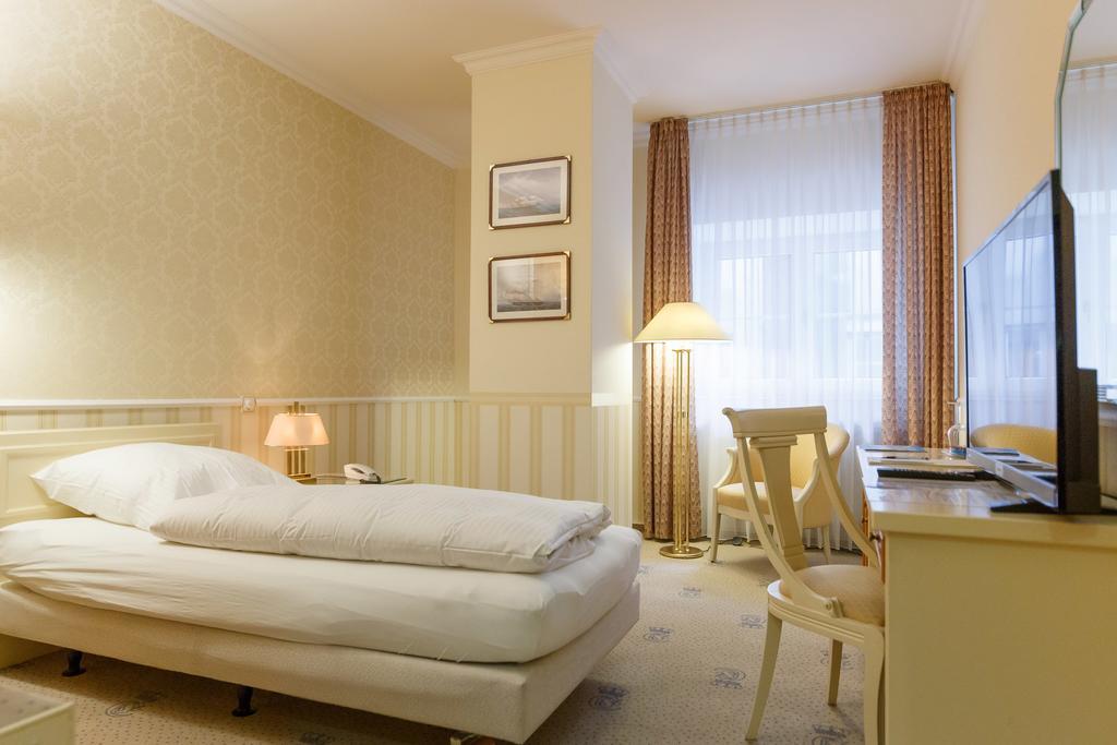 Hotel Erbprinz & Restaurant "Prinzenstube" ลุดวิกส์ลัสต์ ภายนอก รูปภาพ